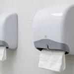 für Betriebe – Hygienische Papierhandtücher für professionelle Sanitärräume